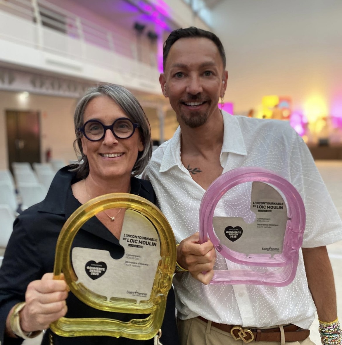 Nathalie avec son trophée de gagnante du concours de décoration d'intérieur